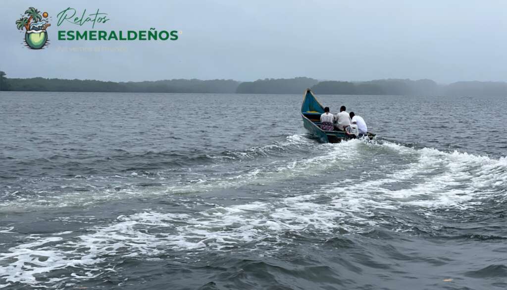 Desde los fronterizos cantones de San Lorenzo y Eloy Alfaro, se puede llegar fluvialmente hasta Colombia.