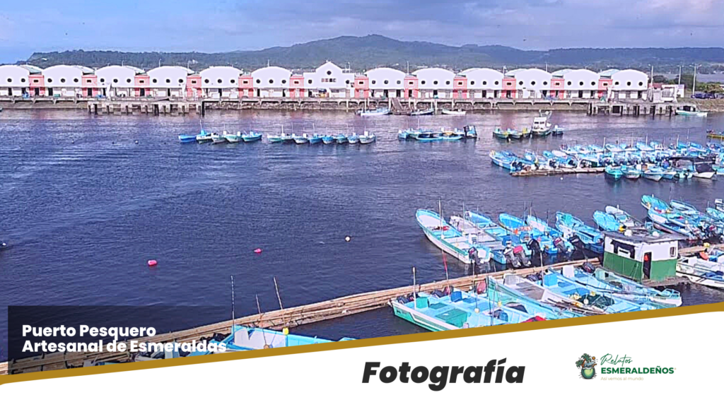 Puerto Pesquero Artesanal de Esmeraldas, tiene su dársena donde se anclan las fibras pesqueras.
